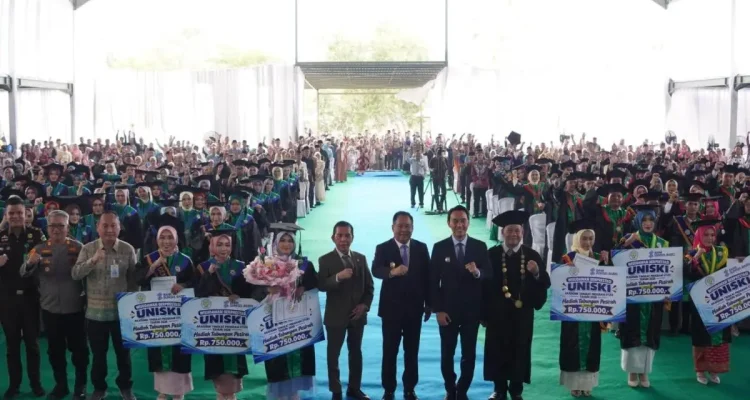 Bupati Kabupaten OKI, H. Muchendi Mahzareki, saat menghadiri Sidang Senat Terbuka Wisuda Angkatan XV Universitas Islam Ogan Komering Ilir (Uniski) Kayuagung, Kamis, 17 September 2029. (MUSINEWS.ID/HAIRUDIN)