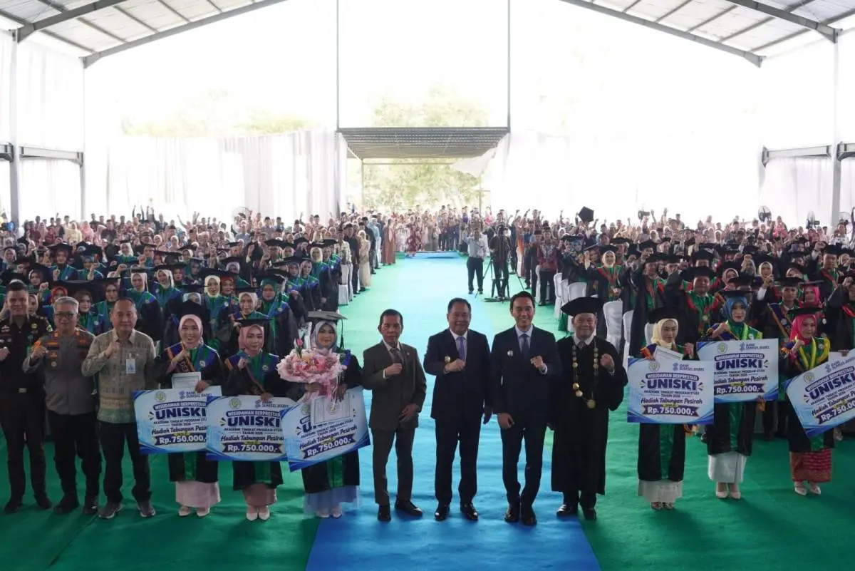 Bupati Kabupaten OKI, H. Muchendi Mahzareki, saat menghadiri Sidang Senat Terbuka Wisuda Angkatan XV Universitas Islam Ogan Komering Ilir (Uniski) Kayuagung, Kamis, 17 September 2029. (MUSINEWS.ID/HAIRUDIN)