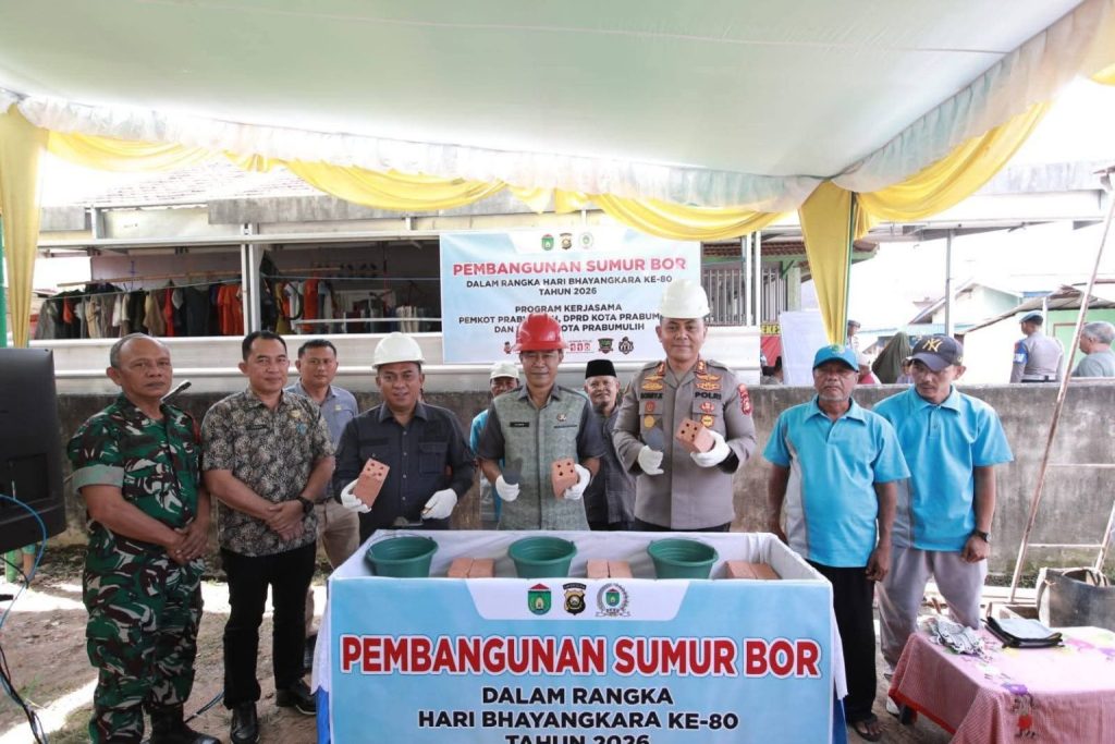 H. Deni Victoria, S.H., M.Si, menghadiri seremoni ground breaking pembangunan sumur bor yang diinisiasi Polres Prabumulih pada Jumat (8/5/2026).
