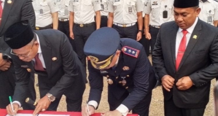 Ketua DPRD Kota Prabumulih, Deni Victoria, SH., M.Si mendampingi Walikota Prabumulih H. Arlan dalam agenda tahunan penyerahan remisi bagi narapidana di Rumah Tahanan Negara (Rutan) Kelas IIB Kota Prabumulih