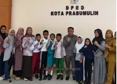 Para atlet renang Kota Prabumulih melakukan kunjungan silaturahmi ke Kantor DPRD Prabumulih, Rabu (29/4/2026).