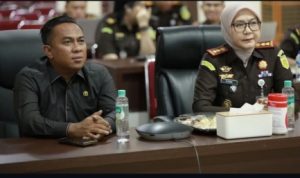H. Deni Victoria, S.H., M.Si. bersama Kepala Kejaksaan Negeri (Kajari) Prabumulih Asvera Primadona, S.H., M.H. dan Kasi Intelijen Kejari Prabumulih mengikuti kegiatan Konsolidasi/Focus Group Discussion (FGD) bersama jajaran Jaksa Agung Muda Bidang Intelijen Tahun 2026, Senin (10/8/2026).
