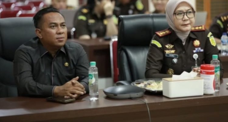H. Deni Victoria, S.H., M.Si. bersama Kepala Kejaksaan Negeri (Kajari) Prabumulih Asvera Primadona, S.H., M.H. dan Kasi Intelijen Kejari Prabumulih mengikuti kegiatan Konsolidasi/Focus Group Discussion (FGD) bersama jajaran Jaksa Agung Muda Bidang Intelijen Tahun 2026, Senin (10/8/2026).