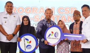 Wakil Wali Kota Prabumulih, Franky Nasril, meresmikan langsung penyerahan program bantuan bedah Rumah Tidak Layak Huni (RTLH) dari Corporate Social Responsibility (CSR) PT Perta Samtangas di Kelurahan Anak Petai, Kecamatan Prabumulih Utara, pada Rabu, 14 Oktober 2026. (MUSINEWS.ID/ANTONO)