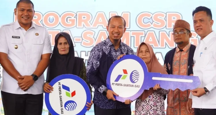 Wakil Wali Kota Prabumulih, Franky Nasril, meresmikan langsung penyerahan program bantuan bedah Rumah Tidak Layak Huni (RTLH) dari Corporate Social Responsibility (CSR) PT Perta Samtangas di Kelurahan Anak Petai, Kecamatan Prabumulih Utara, pada Rabu, 14 Oktober 2026. (MUSINEWS.ID/ANTONO)