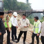 Gubernur Sumatera Selatan, Dr. H. Herman Deru, S.H., M.M., bersama Bupati Ogan Ilir, Panca Wijaya Akbar, S.H., M.Si., M.I.Kom., secara resmi membuka groundbreaking pembangunan Jembatan Air Arisan Mendang dan Jembatan Air Talang Pramuan, Kamis (1/10/2026).