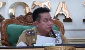 Asisten II Bidang Perekonomian dan Pembangunan Setda Kota Palembang, Ir. Ar. H.K.M. Isnaini Madani, saat memimpin Rapat Koordinasi sertifikasi halal dan higiene sanitasi bagi pelaku usaha, di Ruang Parameswara pada Senin, 12 Oktober 2026. (MUSINEWS.ID/TRI)