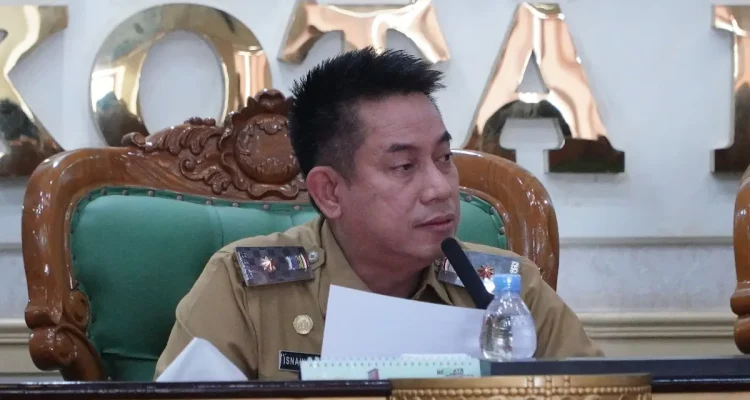 Asisten II Bidang Perekonomian dan Pembangunan Setda Kota Palembang, Ir. Ar. H.K.M. Isnaini Madani, saat memimpin Rapat Koordinasi sertifikasi halal dan higiene sanitasi bagi pelaku usaha, di Ruang Parameswara pada Senin, 12 Oktober 2026. (MUSINEWS.ID/TRI)