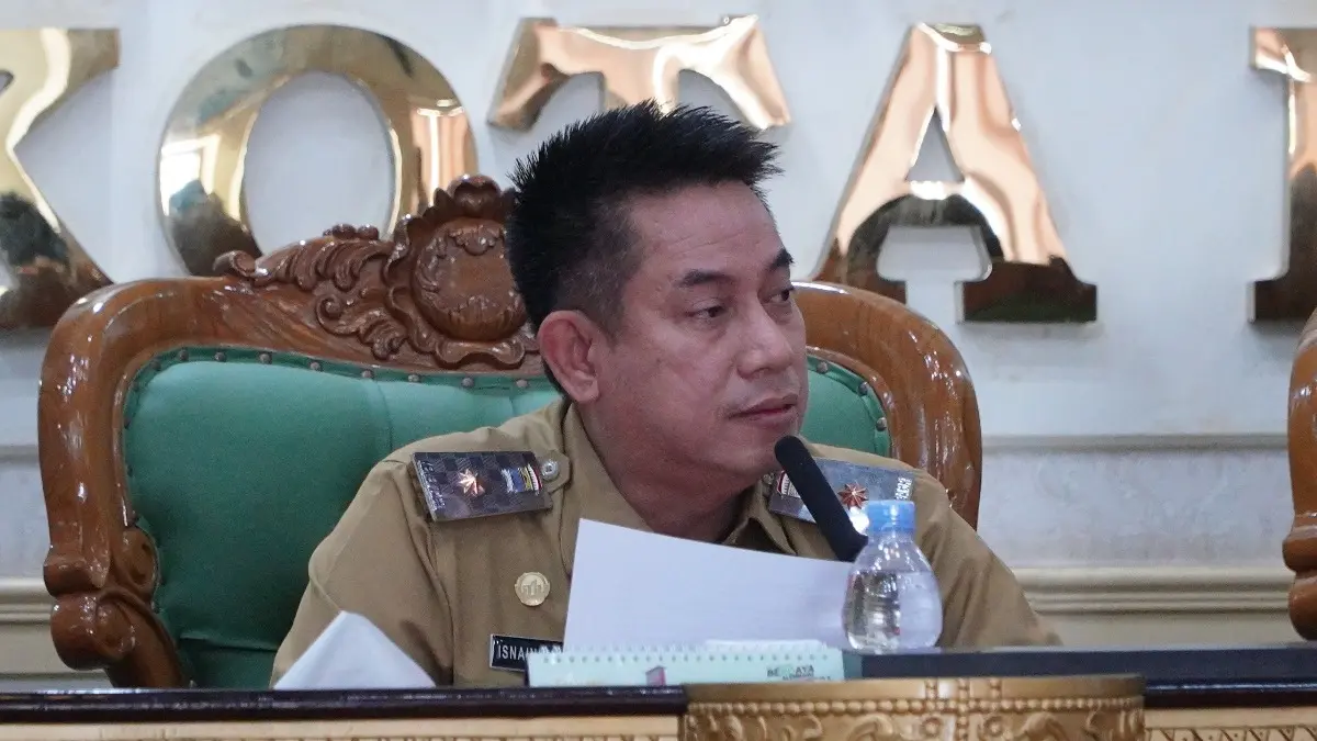 Asisten II Bidang Perekonomian dan Pembangunan Setda Kota Palembang, Ir. Ar. H.K.M. Isnaini Madani, saat memimpin Rapat Koordinasi sertifikasi halal dan higiene sanitasi bagi pelaku usaha, di Ruang Parameswara pada Senin, 12 Oktober 2026. (MUSINEWS.ID/TRI)