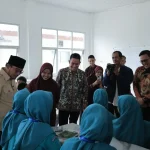 Wakil Wali Kota Palembang, Prima Salam, bersama Asisten II Sekretariat Daerah (Setda) Kota Palembang, Isnaini Madani, meninjau hasil penyelesaian renovasi gedung sekolah dan fasilitas pembelajaran di SMP Islam Sopiah, Sabtu, 17 Oktober 2026. (MUSINEWS.ID/HAIRUDIN)