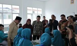 Wakil Wali Kota Palembang, Prima Salam, bersama Asisten II Sekretariat Daerah (Setda) Kota Palembang, Isnaini Madani, meninjau hasil penyelesaian renovasi gedung sekolah dan fasilitas pembelajaran di SMP Islam Sopiah, Sabtu, 17 Oktober 2026. (MUSINEWS.ID/HAIRUDIN)