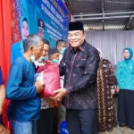 Bupati Musi Banyuasin (Muba), Toha Tohet, didampingi Ketua TP PKK Muba, Hj. Patimah Toha, menggelar kunjungan kerja dan silaturahmi bersama masyarakat di Kelurahan Bayung Lencir Indah, Kecamatan Bayung Lencir, Senin, tanggal 19 Oktober 2026. (MUSINEWS.ID/TRI)