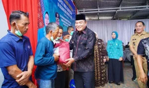 Bupati Musi Banyuasin (Muba), Toha Tohet, didampingi Ketua TP PKK Muba, Hj. Patimah Toha, menggelar kunjungan kerja dan silaturahmi bersama masyarakat di Kelurahan Bayung Lencir Indah, Kecamatan Bayung Lencir, Senin, tanggal 19 Oktober 2026. (MUSINEWS.ID/TRI)