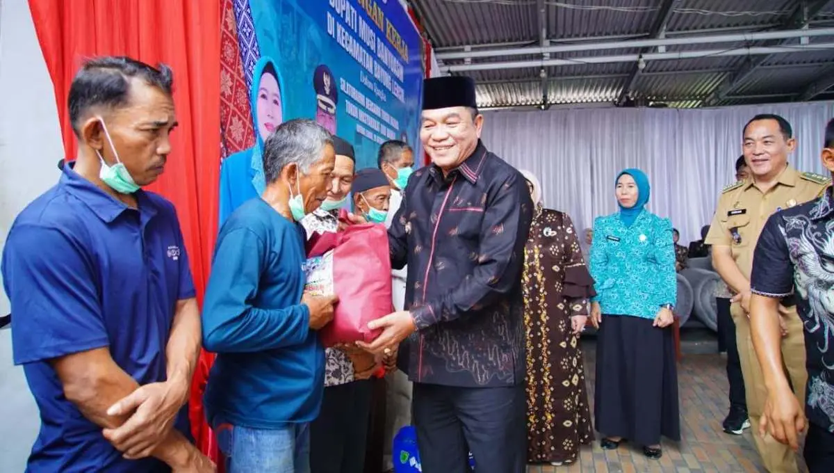 Bupati Musi Banyuasin (Muba), Toha Tohet, didampingi Ketua TP PKK Muba, Hj. Patimah Toha, menggelar kunjungan kerja dan silaturahmi bersama masyarakat di Kelurahan Bayung Lencir Indah, Kecamatan Bayung Lencir, Senin, tanggal 19 Oktober 2026. (MUSINEWS.ID/TRI)
