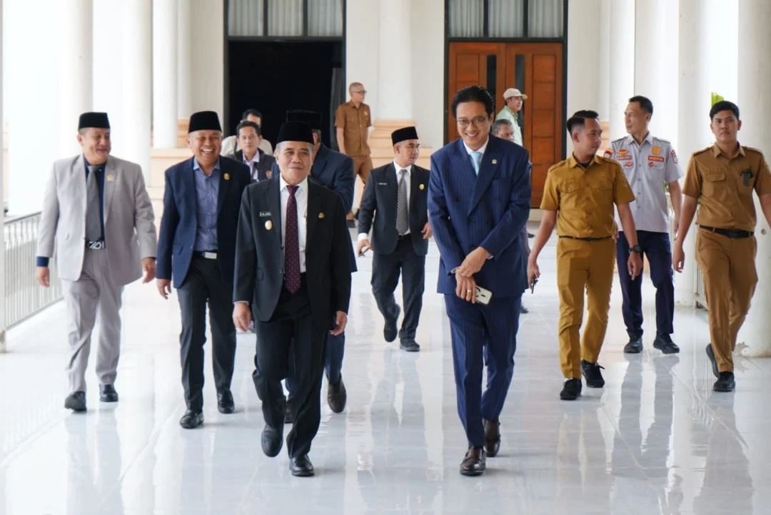 H. Ardani, S.H., M.H., menghadiri Rapat Paripurna ke-XLI DPRD Kabupaten Ogan Ilir Masa Sidang ke-I Tahun 2026, Senin (19/10/2026).